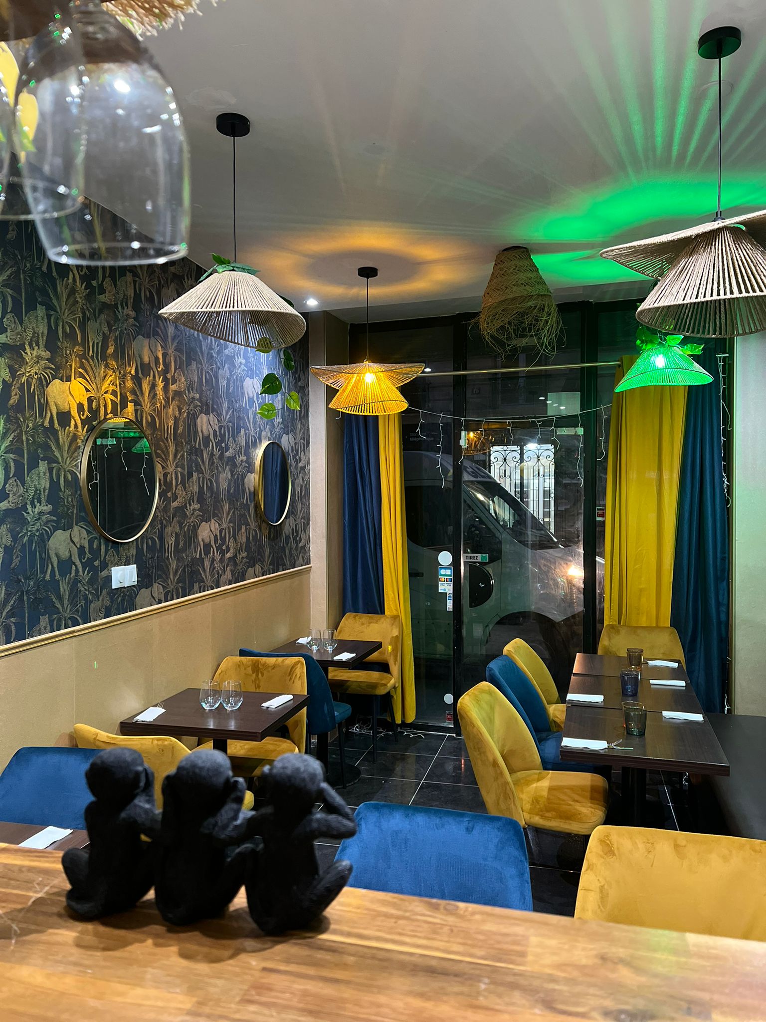 Intérieur du restaurant AFRO TAPAS — ambiance chaleureuse